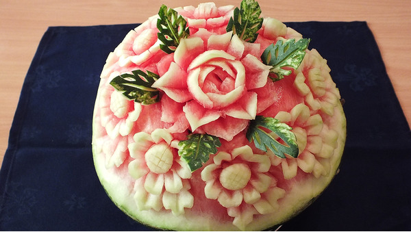 Фигурная вырезка из арбуза